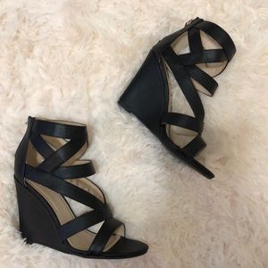 Black shoes 7 1/2 , like new. Only wore once.